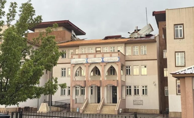Bingöl’de Şiddetli Rüzgar Çatıları Uçurdu