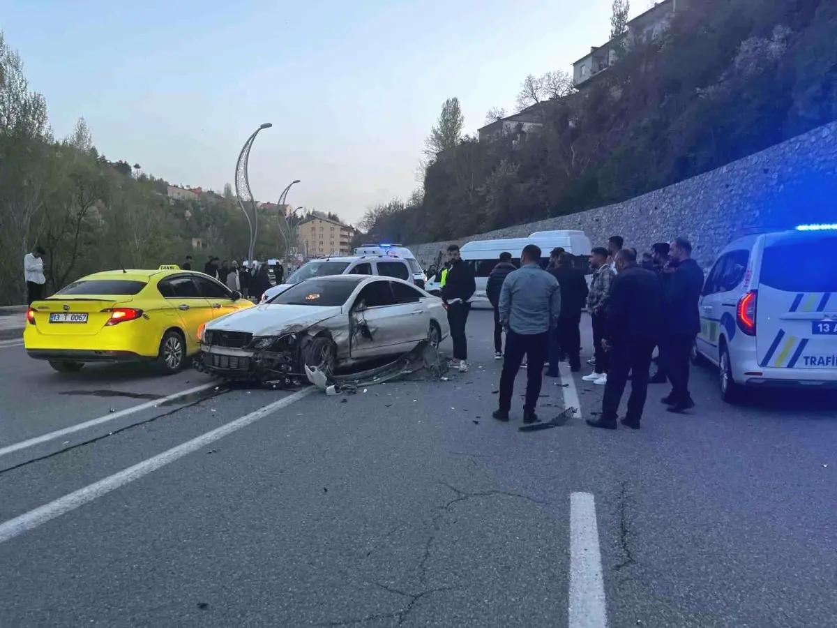 Bitlis’te minibüs ile otomobil kafa kafaya çarpıştı