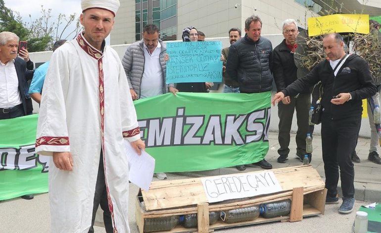 Bolu’da ilginç eylem: Adliye önünde gıyabi cenaze namazı kıldılar