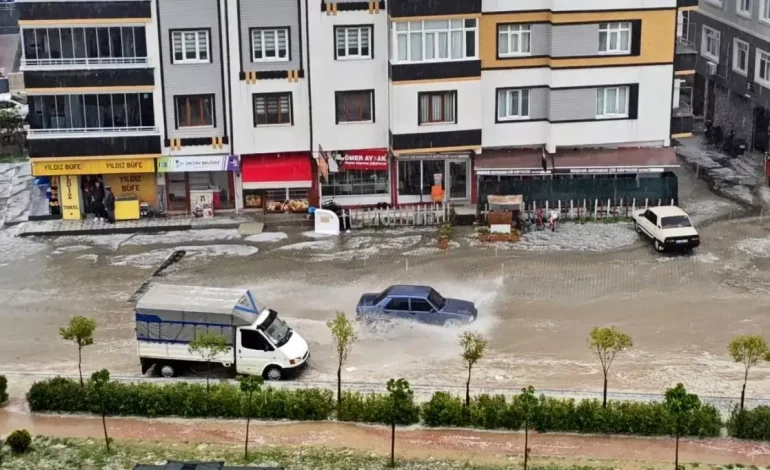 Boyabat’ta Şiddetli Dolu ve Sağanak Yağış