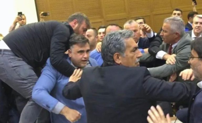 Bursa Büyükşehir Belediye Meclisi’nde kavga çıktı