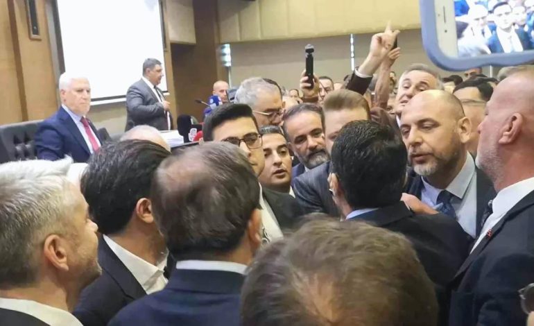 Bursa Meclis Toplantısında Gergin Anlar