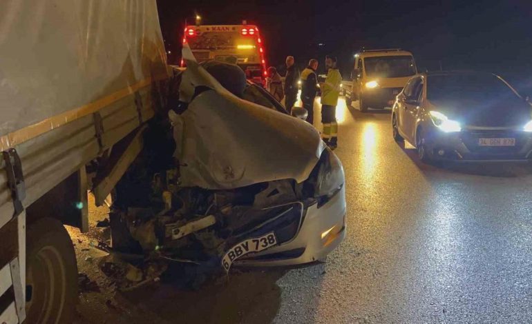 Bursa otobanında trafik kazası: Otomobil kamyona çarptı, 2 yaralı