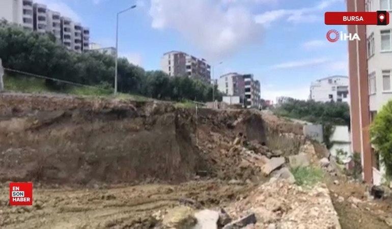 Bursa’da belediyenin hafriyat aldığı yerde yol çöktü