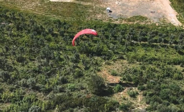 Bursa’da Ekstrem Spor: Genç Paraşütle Evine Uçtu