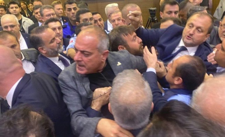 Bursa’da Meclis toplantısında gerginlik çıktı, hakaretler havada uçuştu