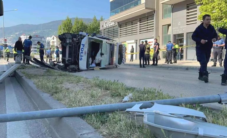 Bursa’da Polis Aracı Takla Attı