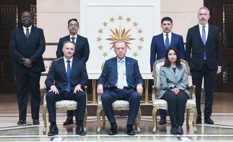 Büyükelçilerden Cumhurbaşkanı Erdoğan’a güven mektubu