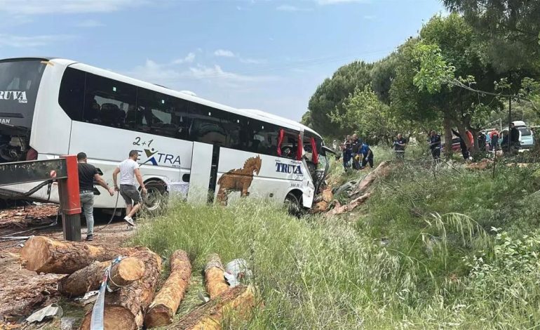 Çanakkale’de Kamyon, Otobüs ve Otomobilin Karıştığı Kazada 5 Kişi Hayatını Kaybetti