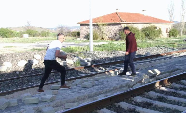 Çankırı’da Müteahhit Paraları Ödemedi, İşçiler Taşları Sökerek Tepki Gösterdi