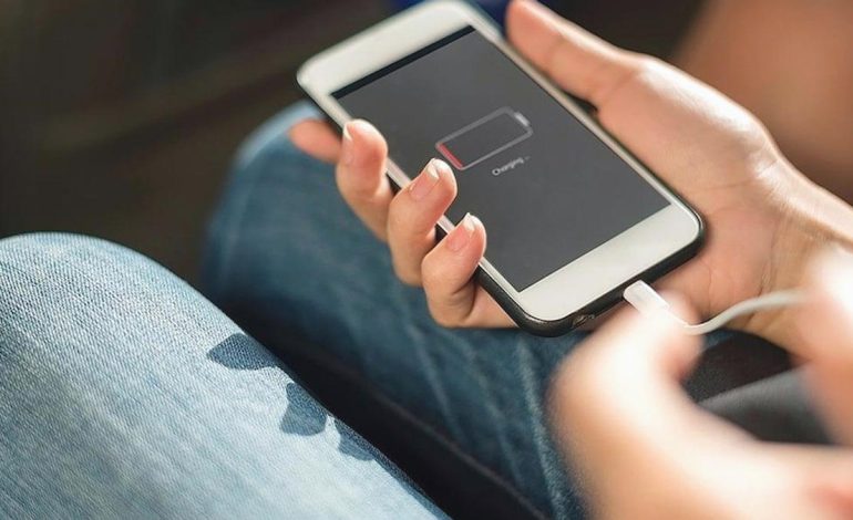 Cep telefonu kullanan herkesin yaptığı büyük hata: Şarjınızı sünger gibi emiyor