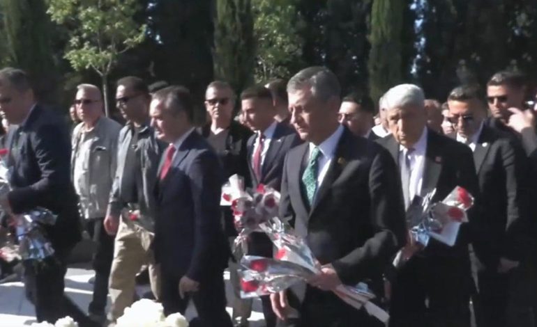 CHP lideri Özel, Soma’da maden şehitliğini ziyaret etti