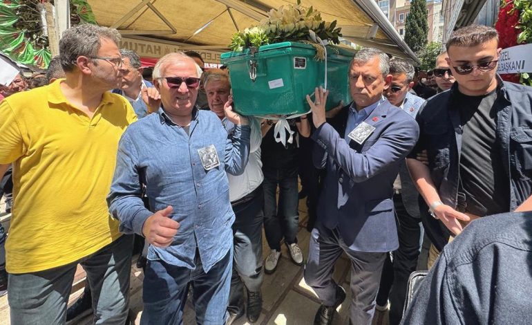 CHP lideri Özgür Özel Manisa’da cenaze törenine katıldı
