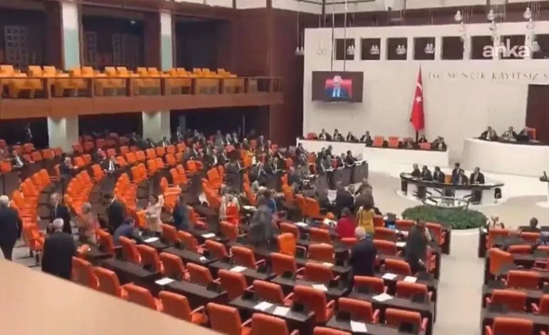 CHP’li vekiller Genel Kurulu terk etti