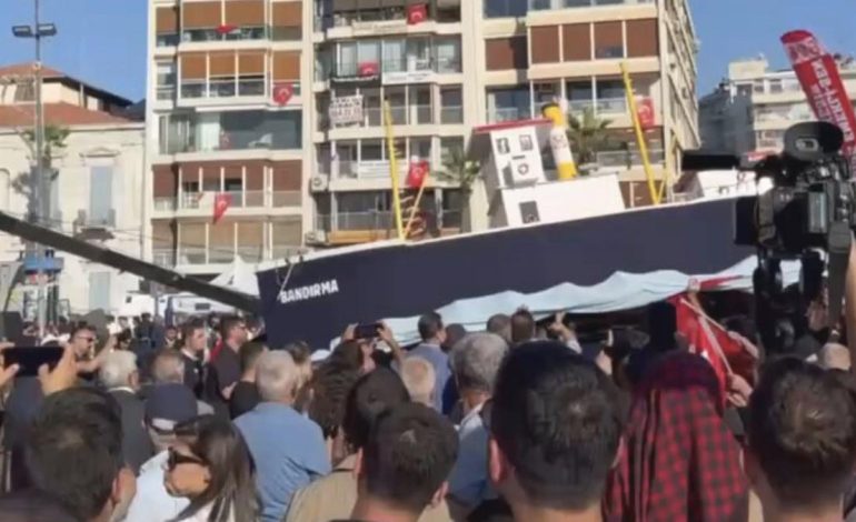 CHP’nin İzmir mitingine maket Bandırma Vapuru getirildi