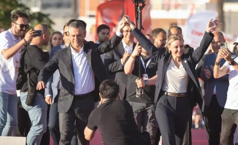 CHP’ye yeni milletvekili! Rozetini Özel mitingde taktı