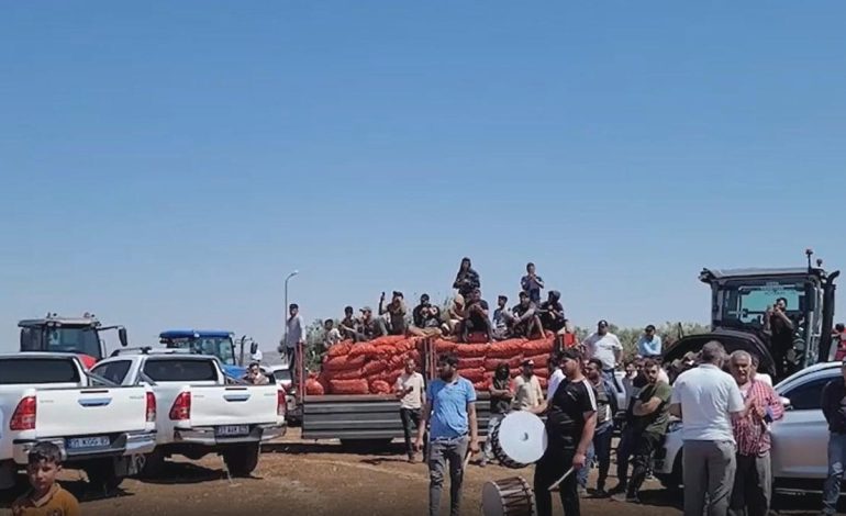Çiftçiler ürünlerini dökerek iktidarı protesto etti