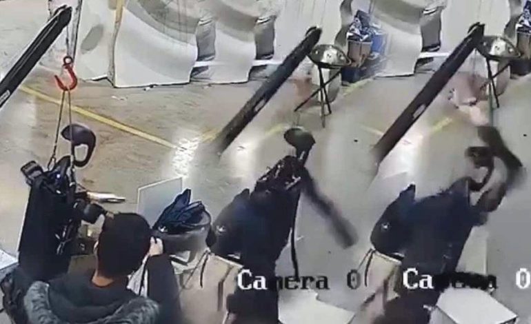Çin’de insansı robot sunum sırasında kontrolden çıkarak mühendislerine saldırdı