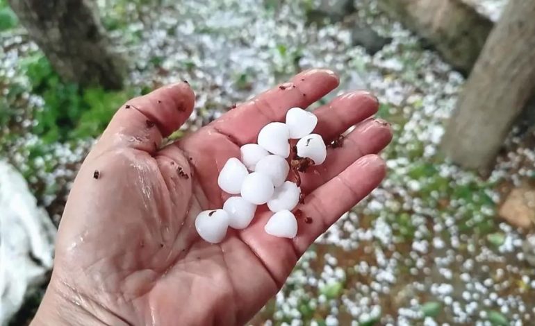 Çorum’da Dolu Yağışı Otomobili Elektrik Direğine Çarptırdı