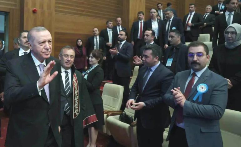Cumhurbaşkanı Erdoğan: “Kendini devletten üstün görenlerin tepelerine binmeye devam edeceğiz”