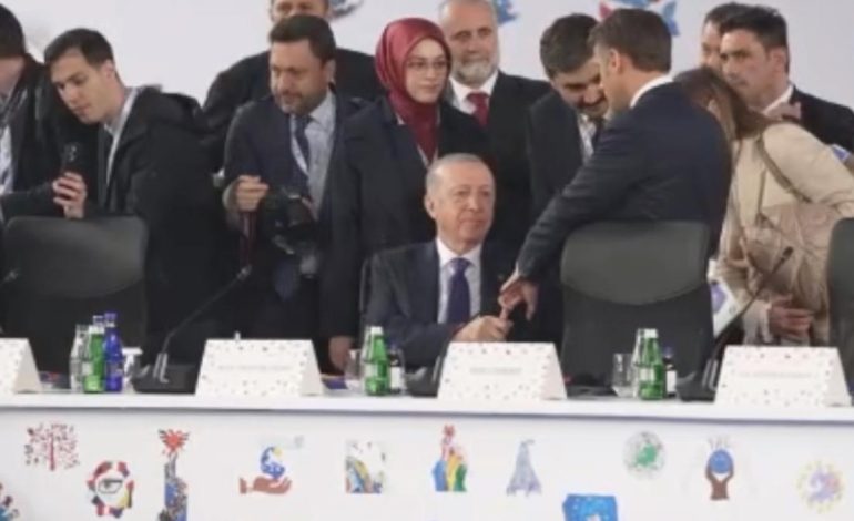 Cumhurbaşkanı Erdoğan-Macron görüşmesinden dikkat çeken anlar