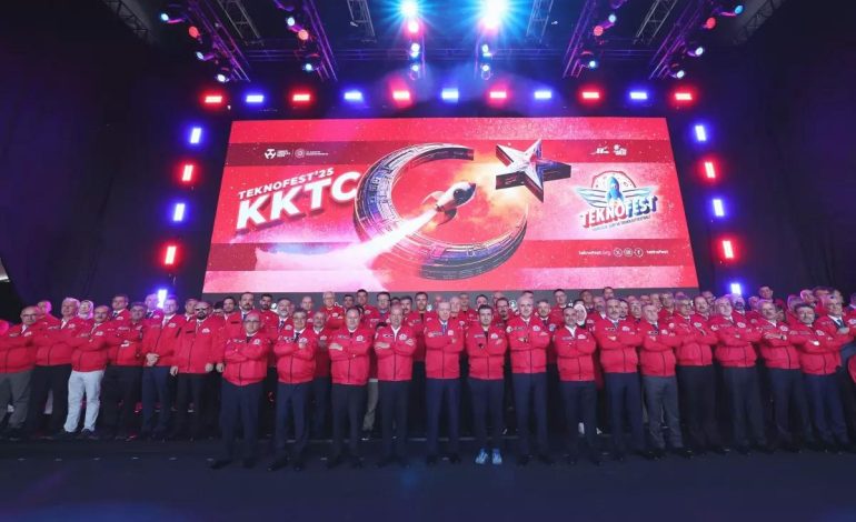 CUMHURBAŞKANI ERDOĞAN, TEKNOFEST KKTC’DE BİRİNCİLERE ÖDÜLLERİNİ VERDİ