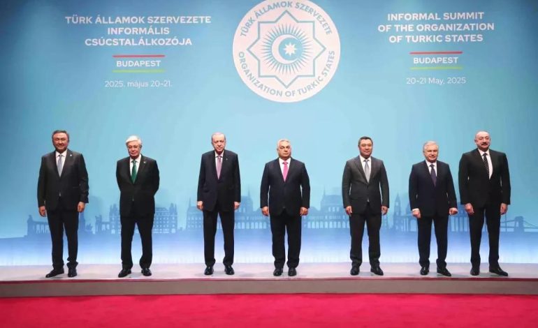 Cumhurbaşkanı Erdoğan, Türk Devletleri Teşkilatı Zirvesi’nde aile fotoğrafına katıldı