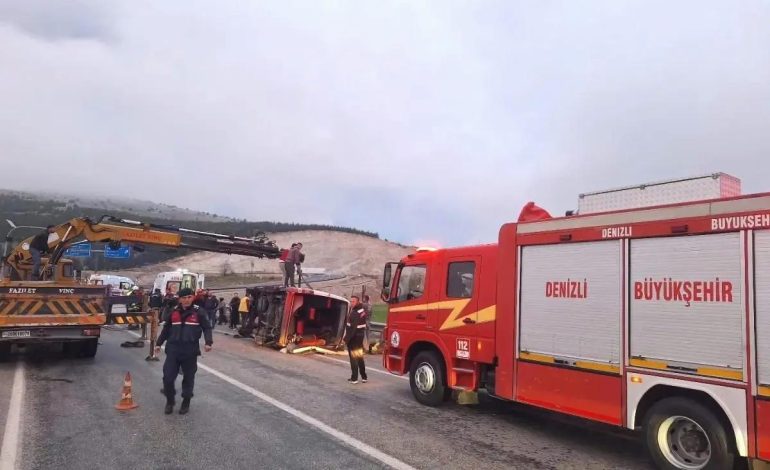 Denizli’de Tekstil İşçilerini Taşıyan Minibüs Devrildi: 13 Yaralı