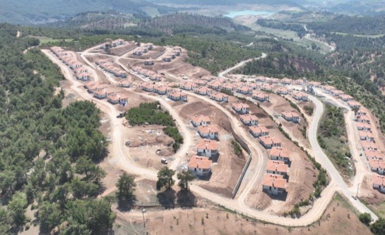 Depremzede muhtardan duygulandıran sözler: Villa gibi evlerimiz oldu