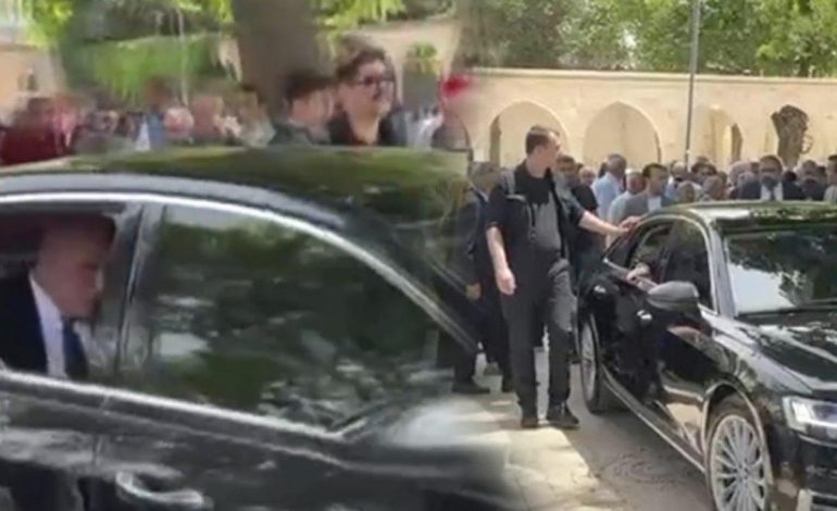 Dervişoğlu sadece yayalara açık olan Balıklıgöl’ü makam aracıyla gezdi