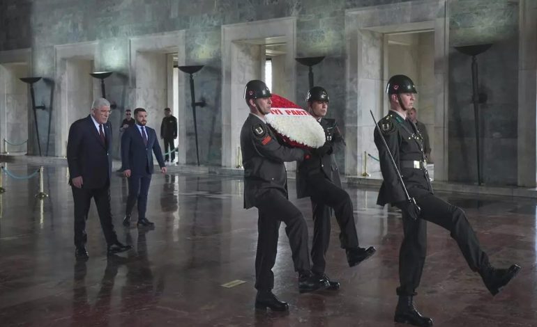 Dervişoğlu’ndan Anıtkabir Ziyareti