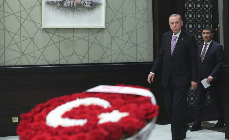 Devlet Bahçeli’den Kabine’ye Türk bayraklı çiçek