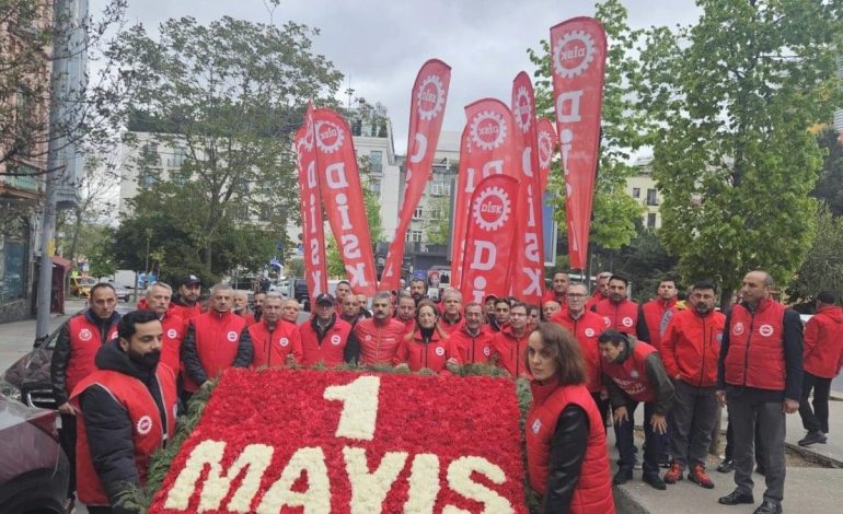 DİSK, Taksim Anıtı’na çelenk bıraktı