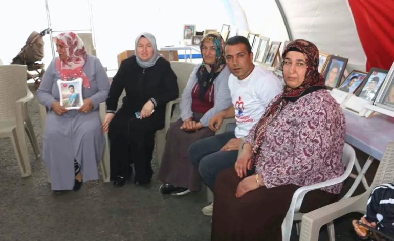 Diyarbakır anneleri PKK’nın kendini feshetmesiyle evlatlarına kavuşmayı bekliyor