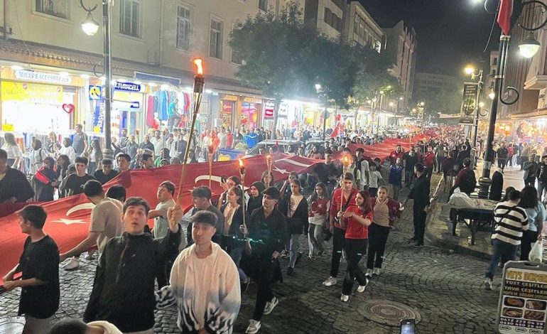 Diyarbakır’da 157 metrelik Türk Bayrağı yürüyüşü