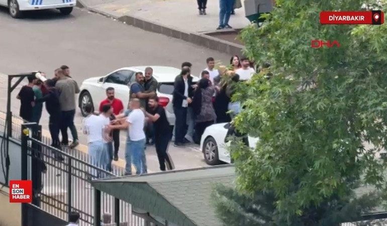 Diyarbakır’da adliye önünde sopalı, tekmeli ve yumruklu kavga