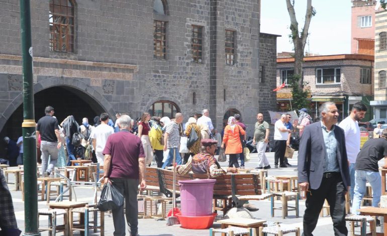 Diyarbakır’da PKK’nın fesih ilanı sevinci: Hepimiz bu ülkenin vatandaşlarıyız