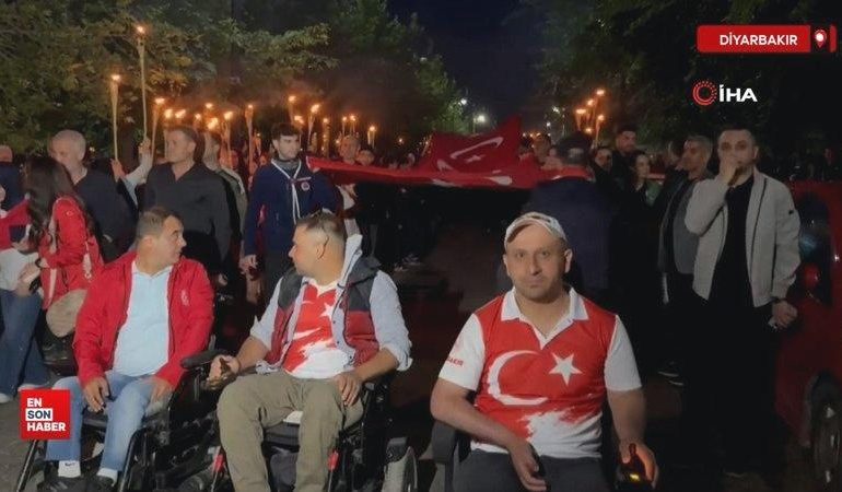 Diyarbakır’da Türk bayraklı ‘Fener Alayı’ yürüyüşü yapıldı