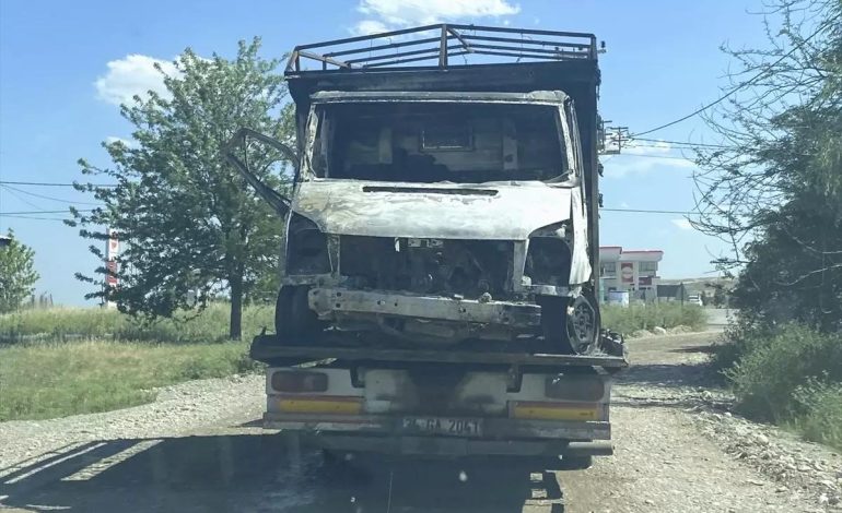 Diyarbakır’da Yanmış Kamyonette 2 Ceset Bulundu