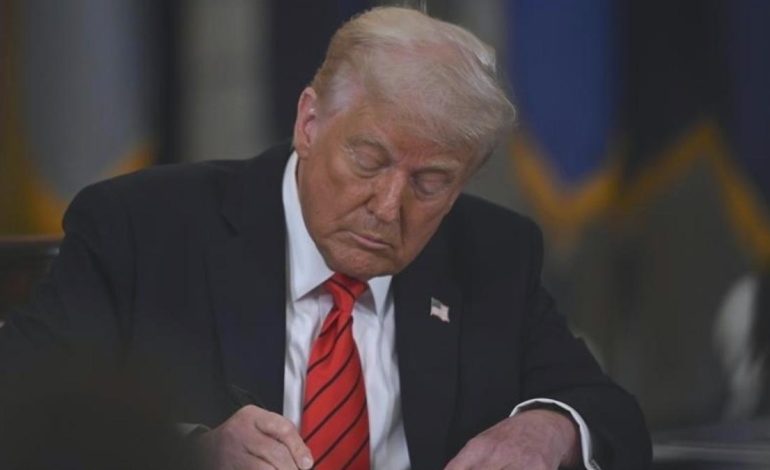 Donald Trump, göçmenler için ‘ABD dışına ücretsiz uçuş’ kararnamesini imzaladı