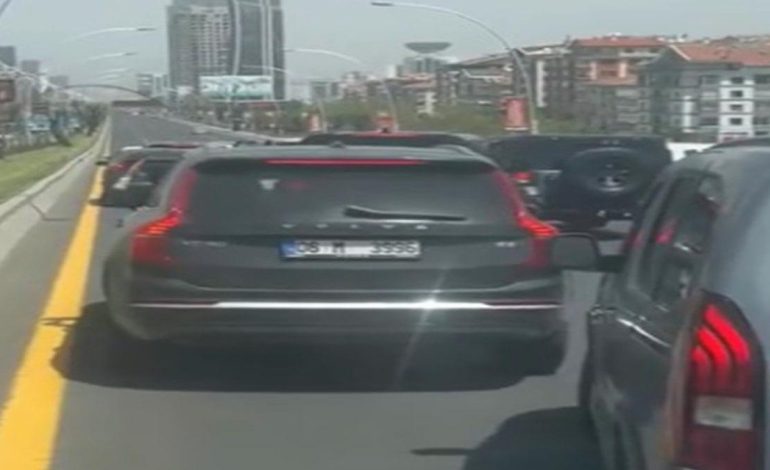 Düğün konvoyu yolu kesti: Ambulans şoförü “İnsan hayatına mahal oluyorsunuz şuan yolu açar mısınız?” diyerek isyan etti