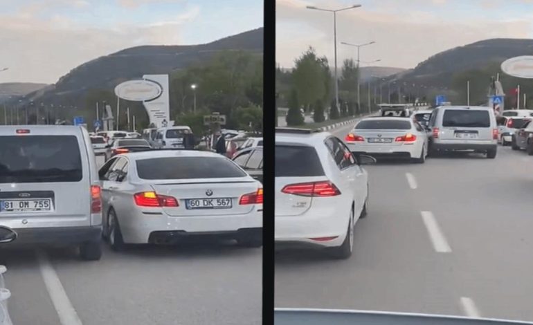 Düğün konvoyunu yarışa çevirdiler: Tehlikeli anlar kamerada