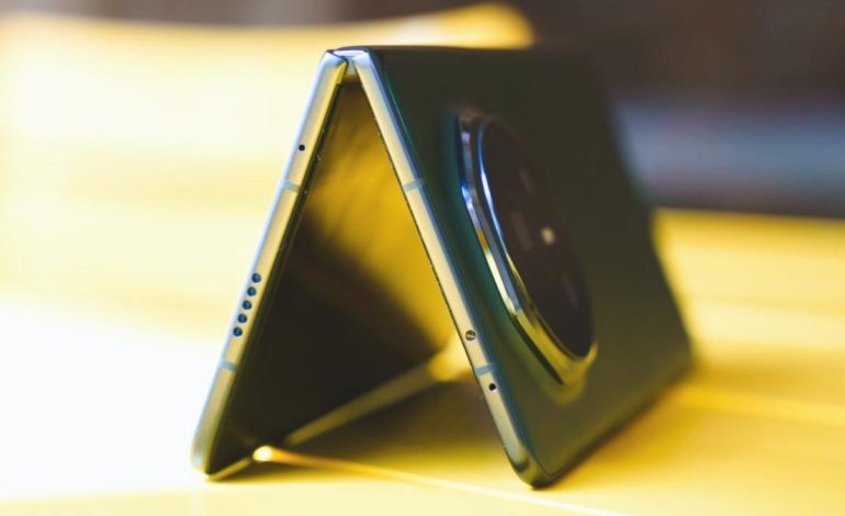 Dünyanın en ince katlanabilir telefonu haziranda geliyor