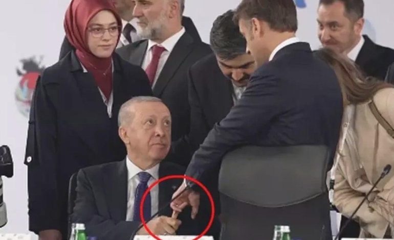 Dünyanın konuştuğu görüntü: Parmağını sıktı bırakmadı! Erdoğan, Macron’un üstünlük kurma çabasına izin vermedi