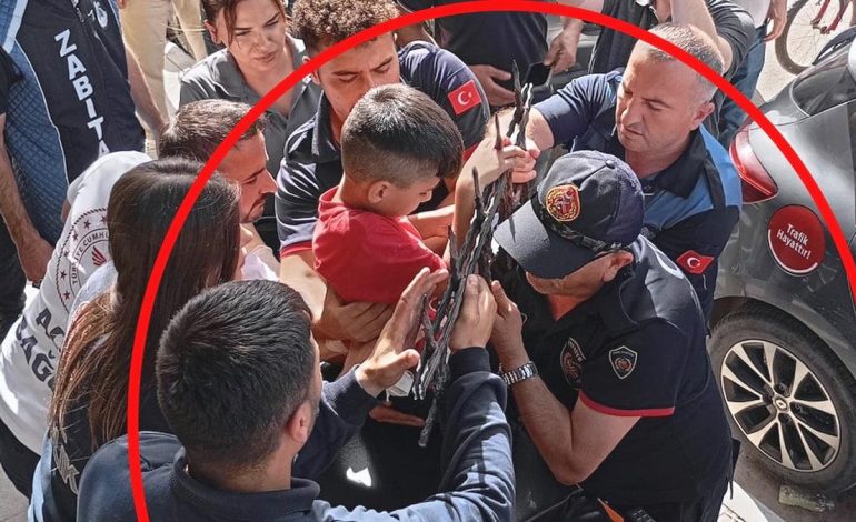 Dut yemek isteyen çocuğun eli korkuluk demirine saplandı