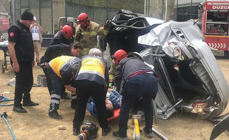 Düzce’de feci kaza: 20 metreden otoparka düşen otomobilde 2 kişi ağır yaralandı