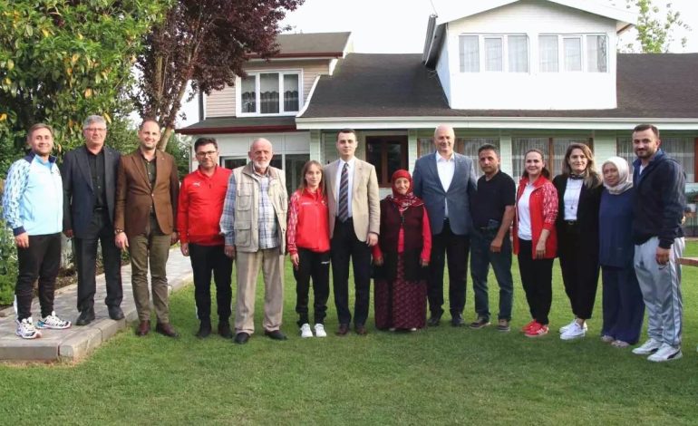 Düzce’de Gençlik Haftası Kutlamaları Kuraş Milli Sporcusu Ayşenaz Tosun’u Ziyaret ile Devam Etti