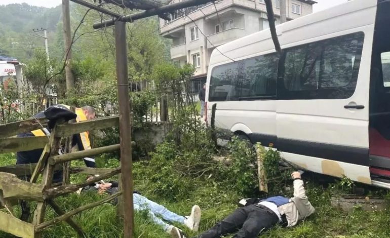 Düzce’de İşçileri Taşıyan Minibüs Ağaca Çarpınca 8 Yaralı