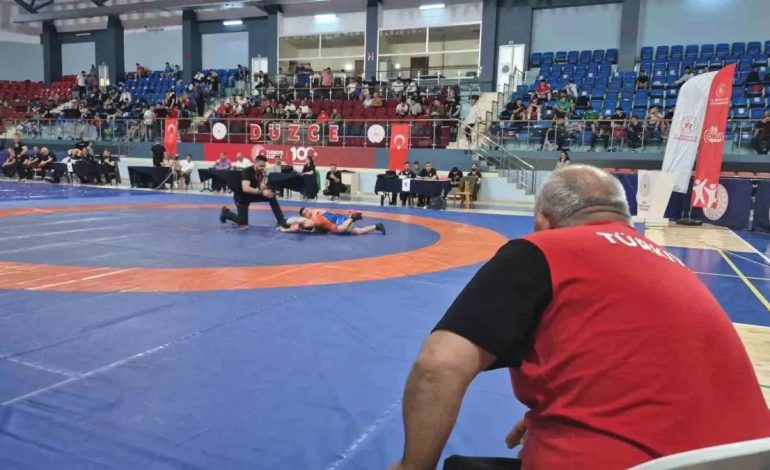 Düzce’de Minikler Güreş Şampiyonası Başladı