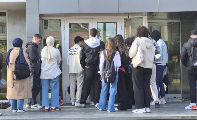 Düzce’de sınava hazırlanan gençlerin kütüphane kuyruğu